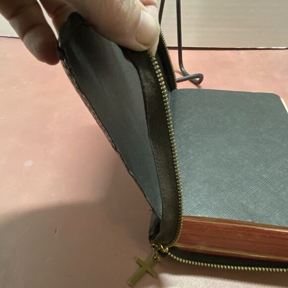 Holy Bible Illustrated King James Version World Publishing w/ Zipper Cross READ - Picture 10 of 16